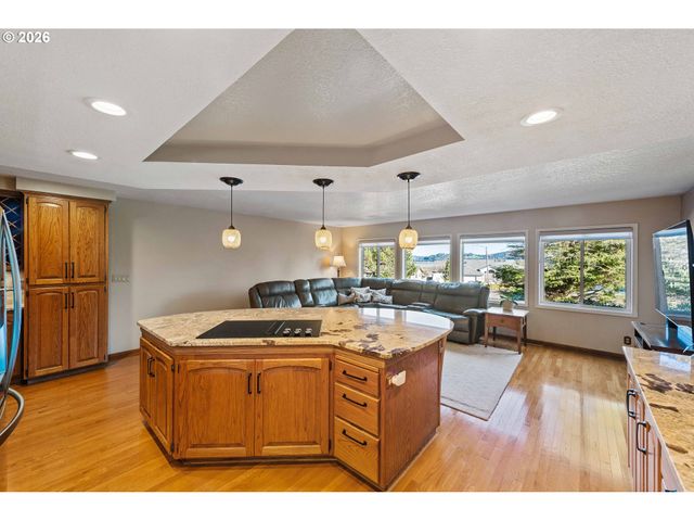 2058 Cedar Ct, North Bend, OR 97459