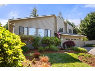 2058 Cedar Ct, North Bend, OR 97459