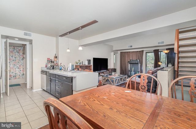 680 GENEVA DR #7, Mechanicsburg, PA 17055