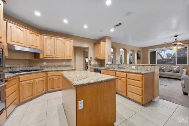 5213 Shoreview Villa Court, Bakersfield, CA 93311
