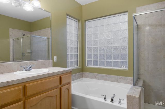 5213 Shoreview Villa Court, Bakersfield, CA 93311