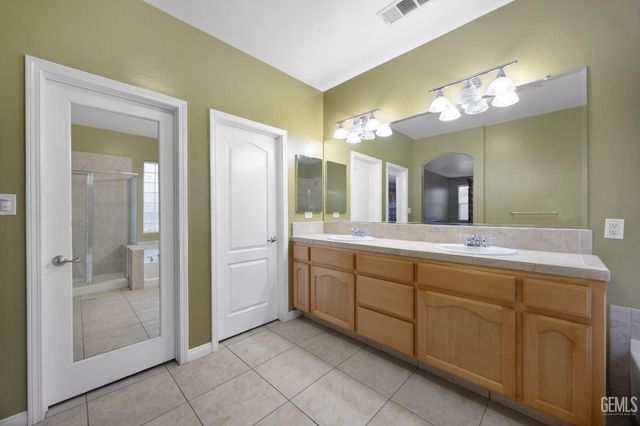 5213 Shoreview Villa Court, Bakersfield, CA 93311