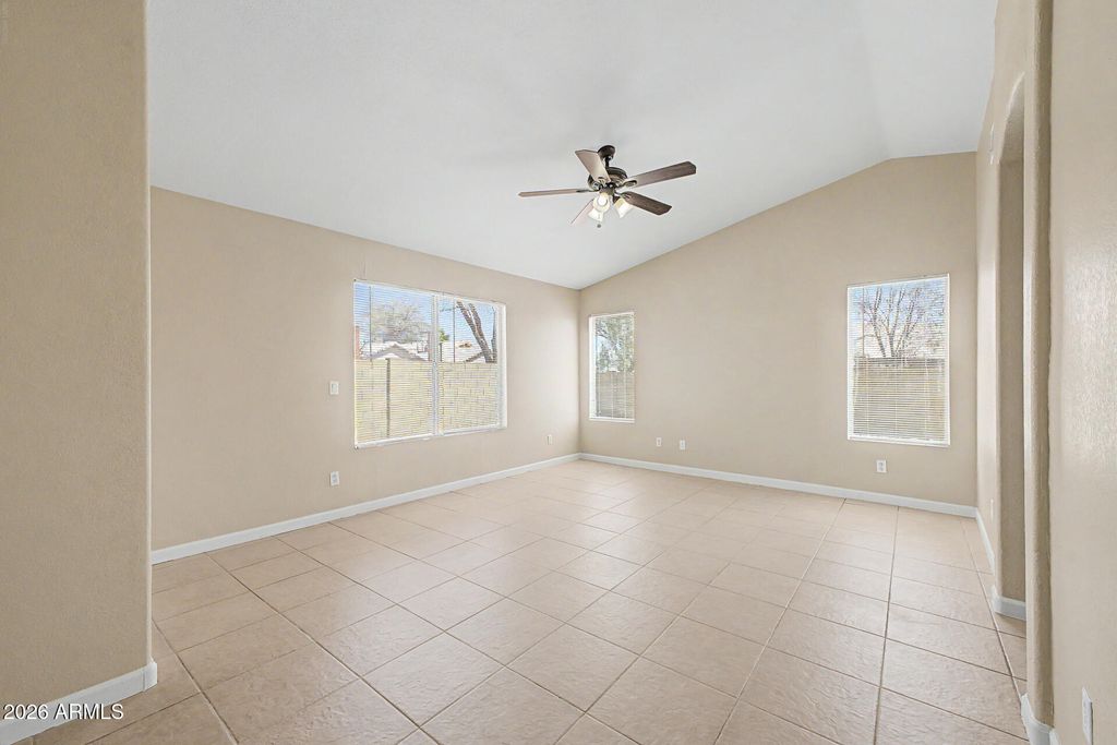 Image 13 of property listing at 8949 W HUBBELL Street, Phoenix, AZ 85037