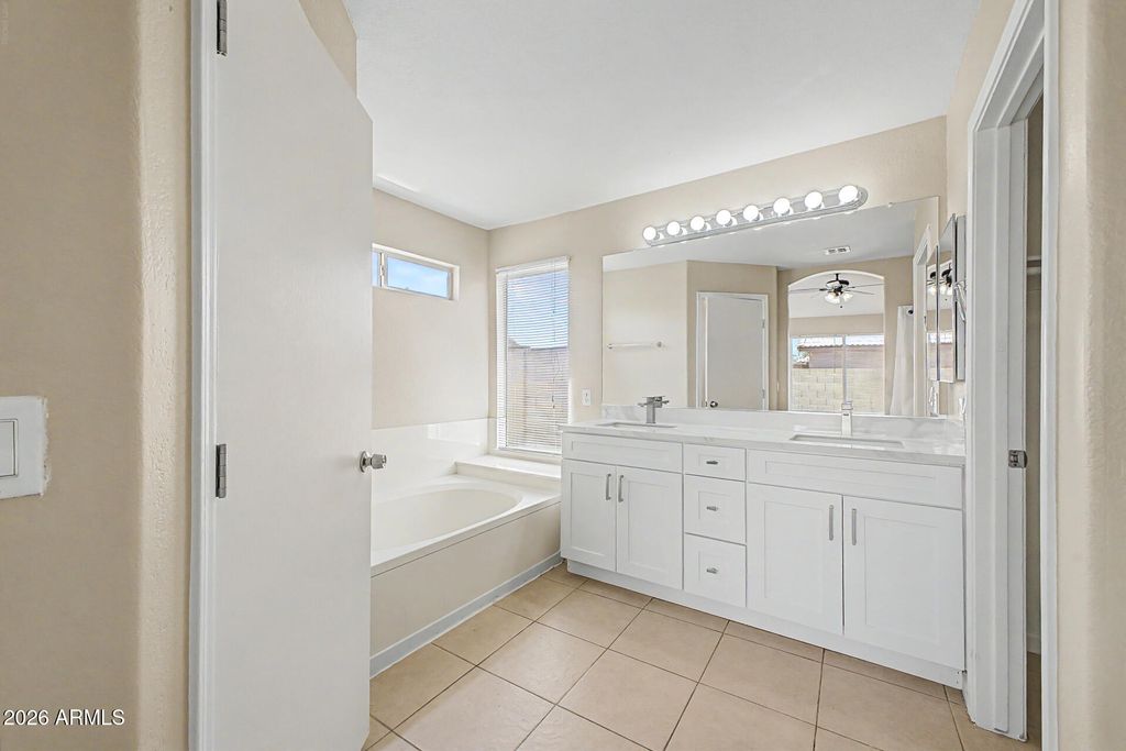 Image 15 of property listing at 8949 W HUBBELL Street, Phoenix, AZ 85037