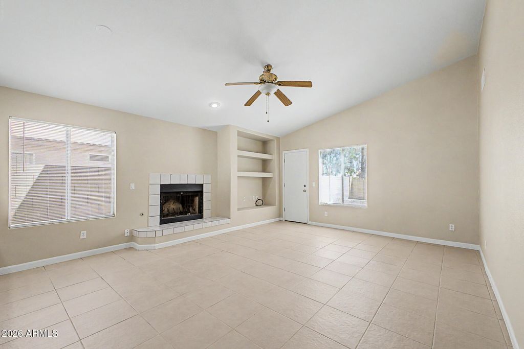 Image 5 of property listing at 8949 W HUBBELL Street, Phoenix, AZ 85037