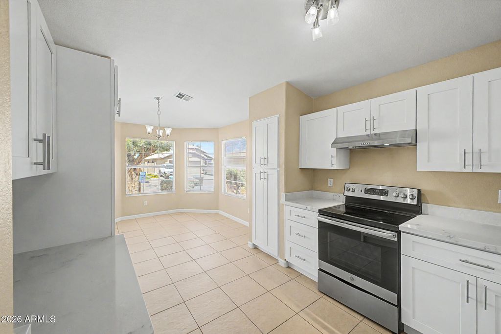 Image 9 of property listing at 8949 W HUBBELL Street, Phoenix, AZ 85037