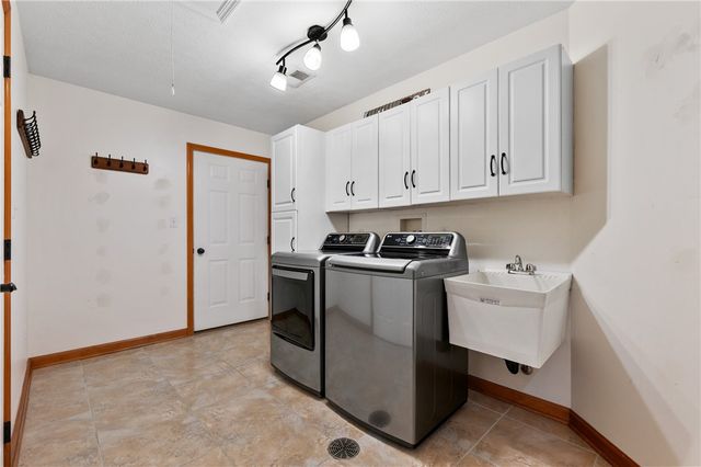 235 Ewing Rd, Collier Twp, PA 15106