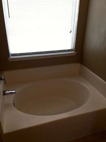 516 Ashdale Drive, Fort Worth, TX 76140