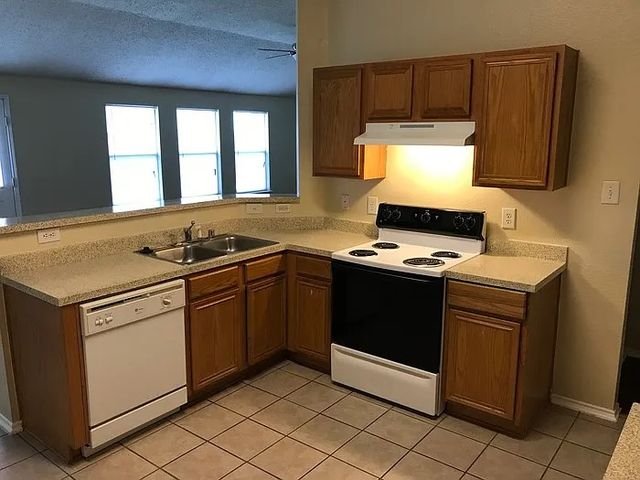 516 Ashdale Drive, Fort Worth, TX 76140