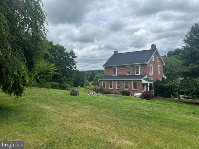 5048 HILDEBRAND RD, Glen Rock, PA 17327