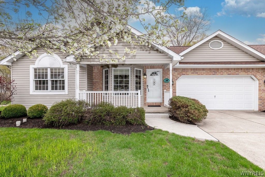 38 Cobblestone Lane, Amherst, NY 14221