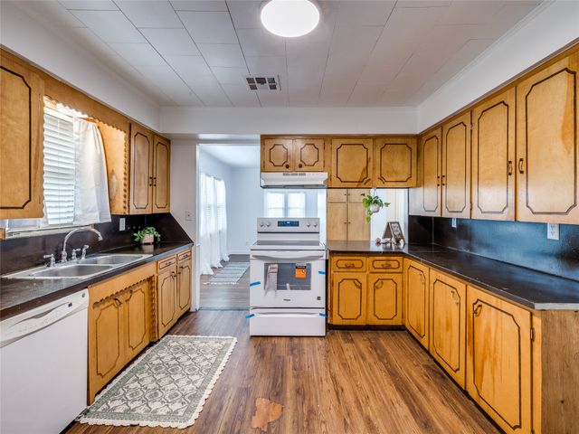 4728 E 4th Place, Tulsa, OK 74112