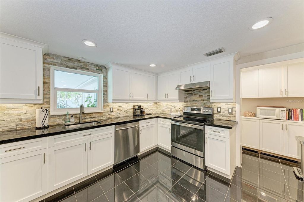 Image 18 of property listing at 5535 25TH STREET W, Bradenton, FL 34207