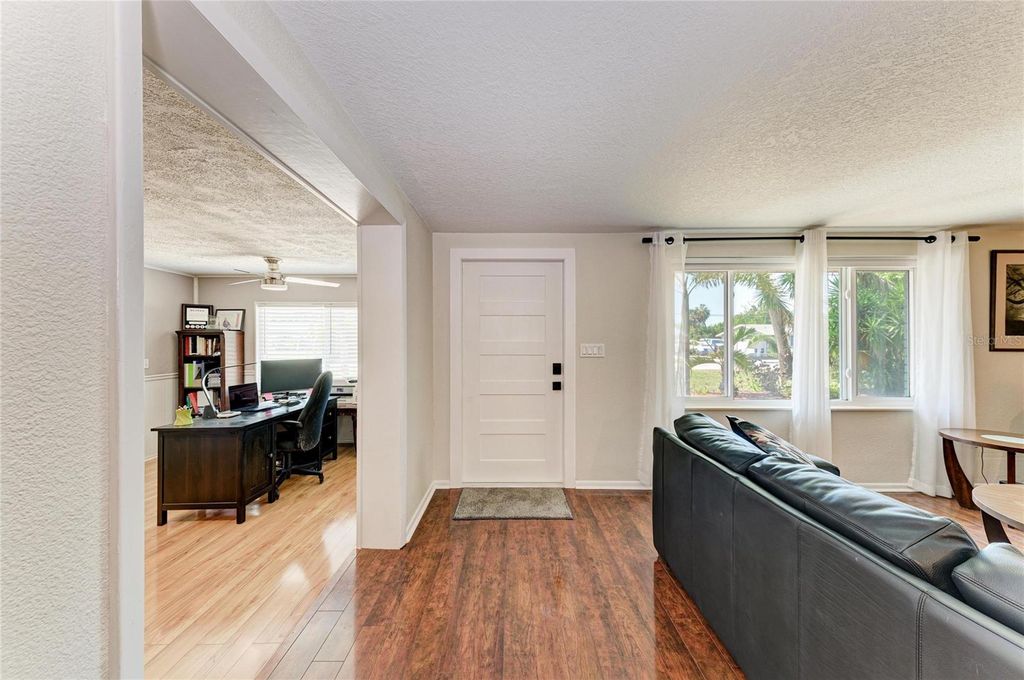 Image 7 of property listing at 5535 25TH STREET W, Bradenton, FL 34207