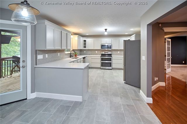 424 Woodbridge Drive, Charleston, WV 25311