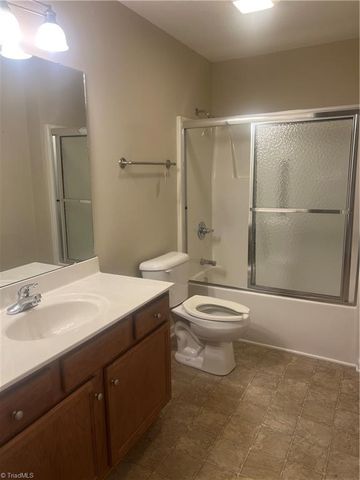 405 Pinefield Place, Thomasville, NC 27360