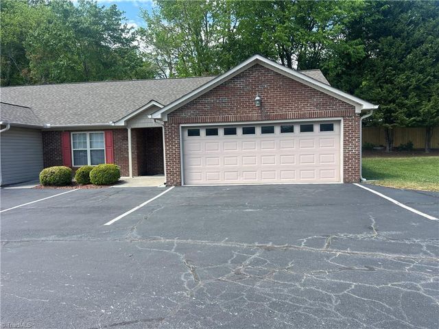 405 Pinefield Place, Thomasville, NC 27360
