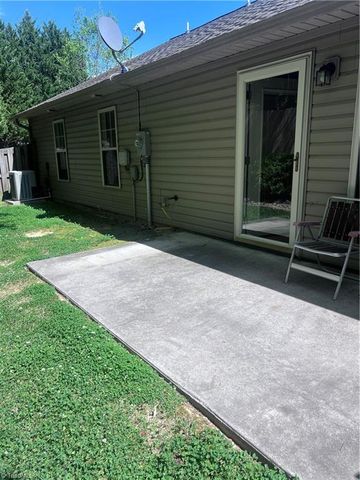 405 Pinefield Place, Thomasville, NC 27360