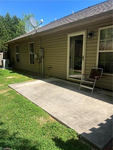 405 Pinefield Place, Thomasville, NC 27360