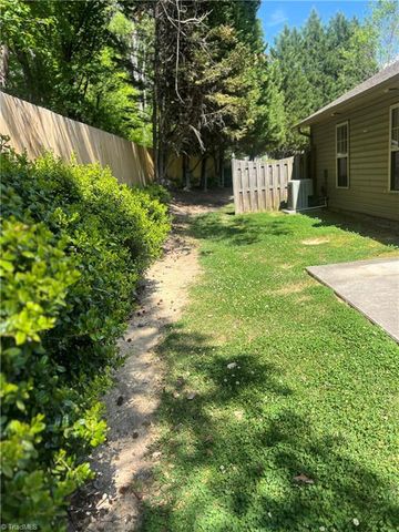 405 Pinefield Place, Thomasville, NC 27360