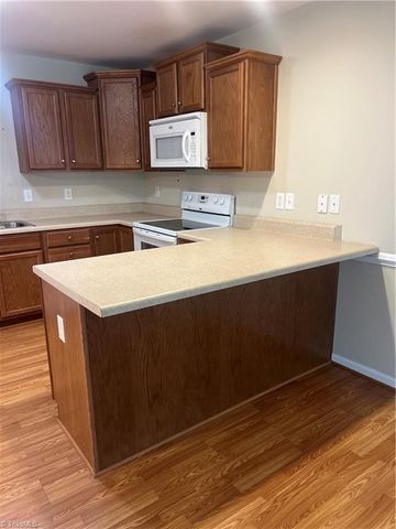 405 Pinefield Place, Thomasville, NC 27360