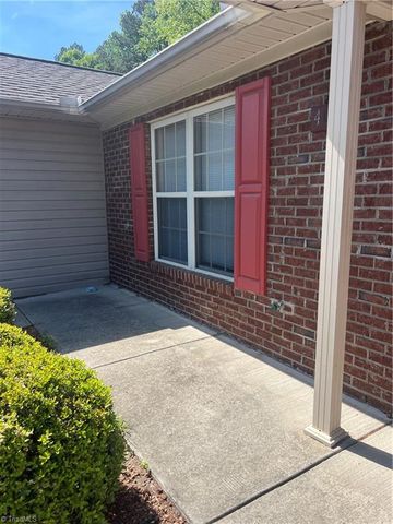 405 Pinefield Place, Thomasville, NC 27360