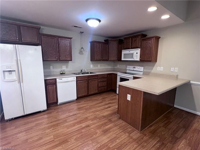 405 Pinefield Place, Thomasville, NC 27360