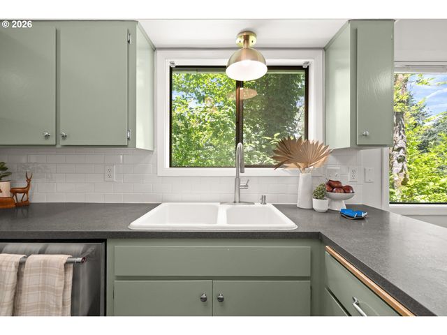 1180 OXFORD Dr, Lake Oswego, OR 97034