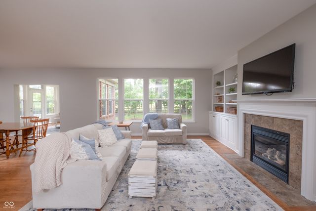 6847 Woodhaven Place, Zionsville, IN 46077