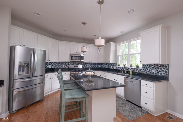 6847 Woodhaven Place, Zionsville, IN 46077