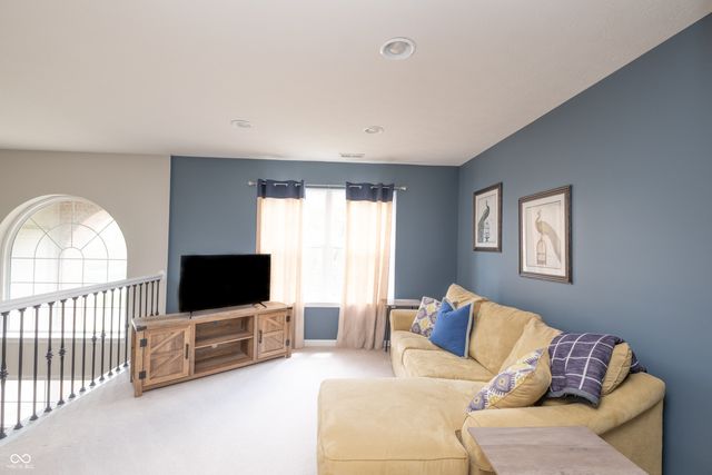 6847 Woodhaven Place, Zionsville, IN 46077