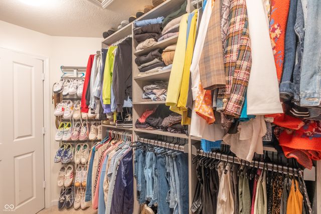 6847 Woodhaven Place, Zionsville, IN 46077