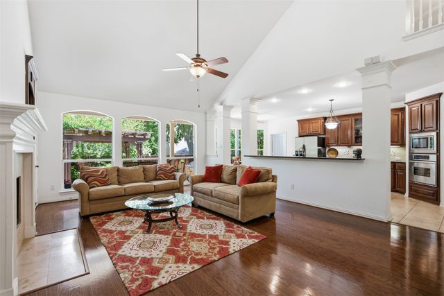 952 Water Oak Drive, Grapevine, TX 76051