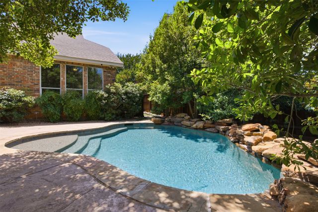 952 Water Oak Drive, Grapevine, TX 76051