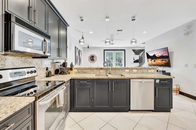 2309 NE 9th Ave 2309, Wilton Manors, FL 33305