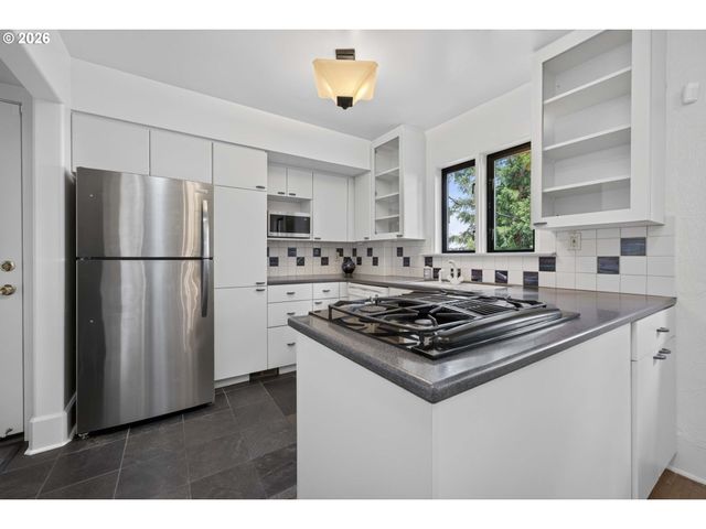 329 Se GILHAM Ave, Portland, OR 97215