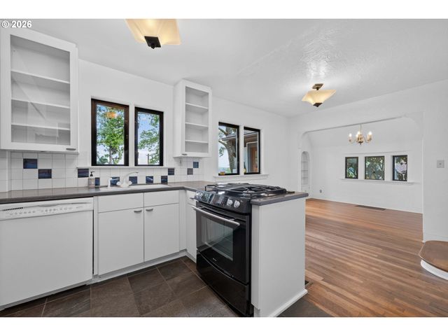 329 Se GILHAM Ave, Portland, OR 97215