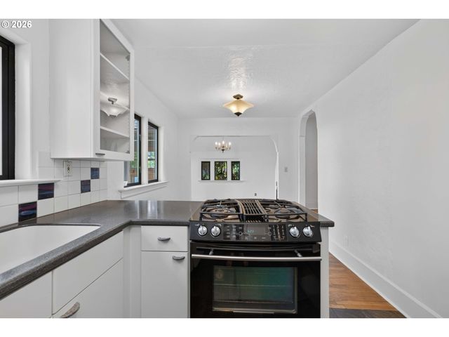 329 Se GILHAM Ave, Portland, OR 97215