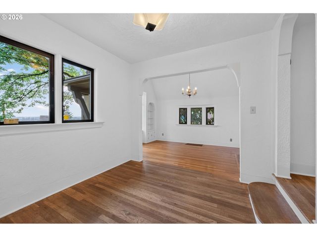 329 Se GILHAM Ave, Portland, OR 97215