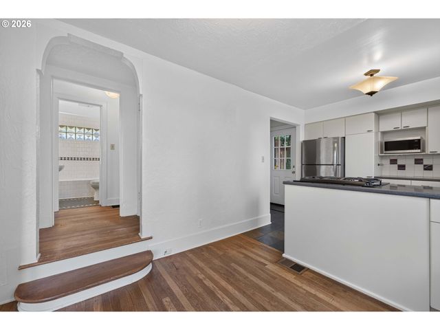 329 Se GILHAM Ave, Portland, OR 97215