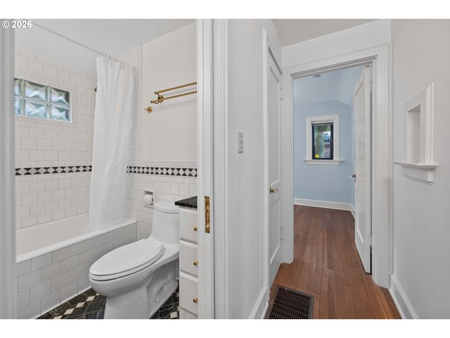 329 Se GILHAM Ave, Portland, OR 97215