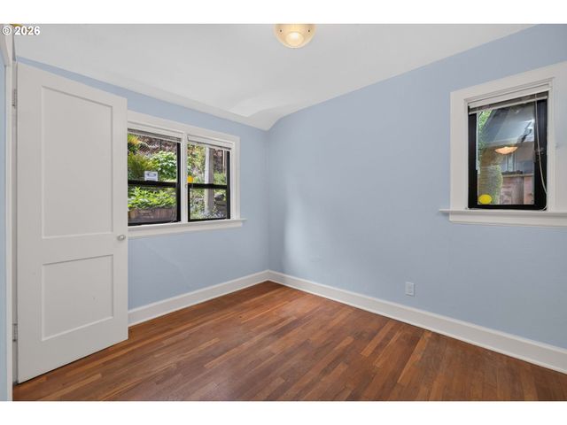 329 Se GILHAM Ave, Portland, OR 97215