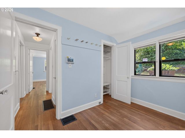 329 Se GILHAM Ave, Portland, OR 97215
