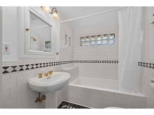 329 Se GILHAM Ave, Portland, OR 97215