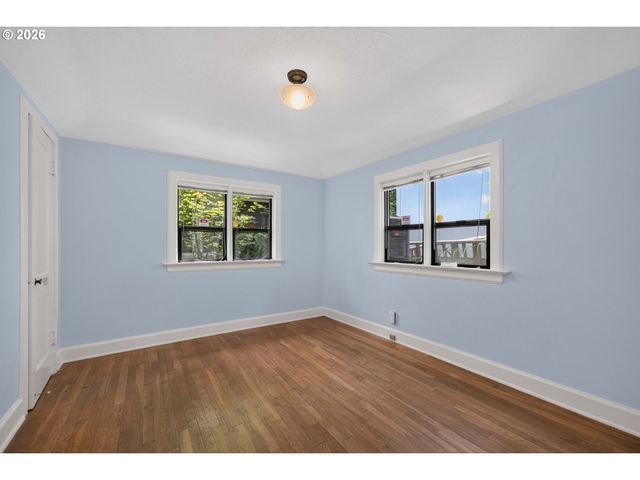 329 Se GILHAM Ave, Portland, OR 97215