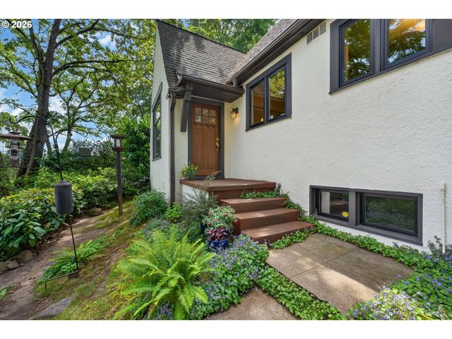 329 Se GILHAM Ave, Portland, OR 97215