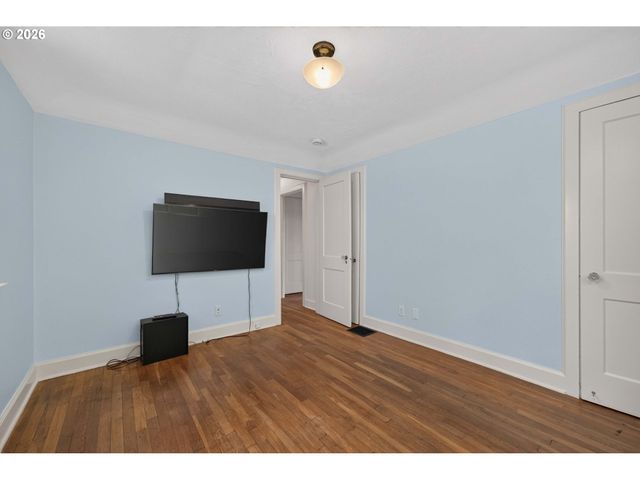 329 Se GILHAM Ave, Portland, OR 97215