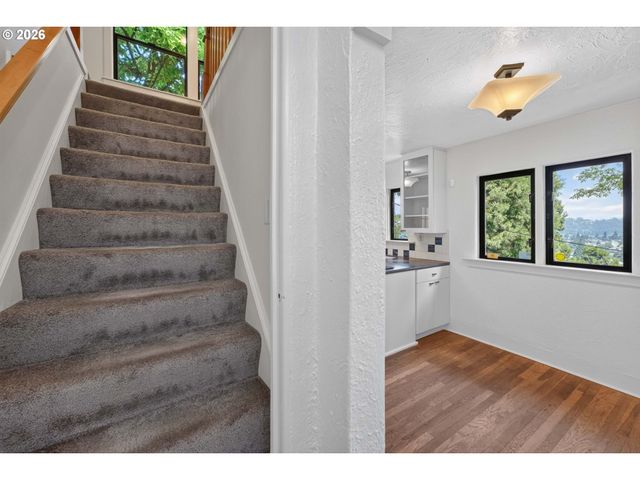 329 Se GILHAM Ave, Portland, OR 97215