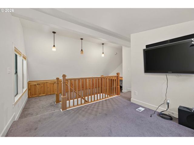 329 Se GILHAM Ave, Portland, OR 97215
