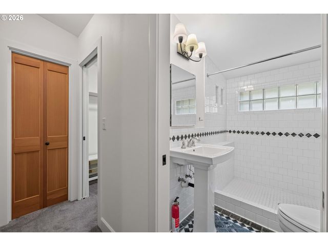 329 Se GILHAM Ave, Portland, OR 97215
